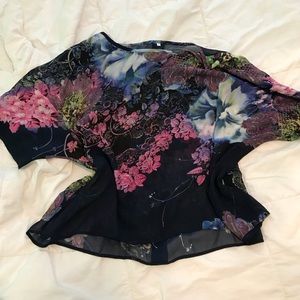 Oversized, sheath like top, floral colors